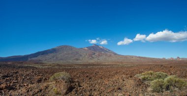 Dağ ve çöl. İspanya 'nın Tenerife adasının panoramik manzarası.