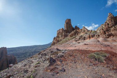 Tenerife dağı mavi gökyüzünün altında güneş ve bulutlarla.