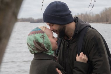 Öpüşen çift. Aşık bir adam ve bir kadın, açık hava yaşam tarzı portresi.