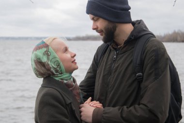 Dışarıda bir çift. Aşık bir adam ve bir kadın, açık hava yaşam tarzı portresi.