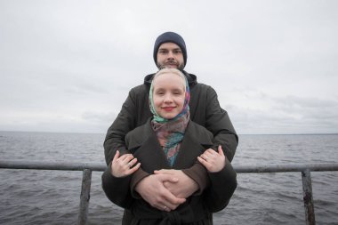 Dışarıdaki kameraya bakan genç bir çift. Aşık bir adam ve bir kadın, açık hava yaşam tarzı portresi.