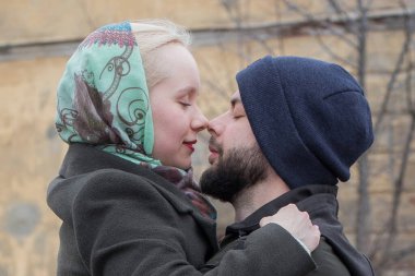 Sokakta duygularını ifade eden genç bir çiftin yakın plan portresi..