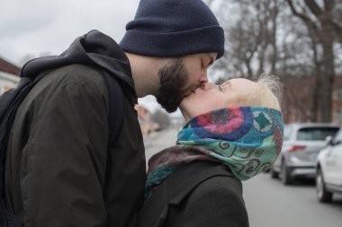 Sokakta duygularını ifade eden sevimli genç bir çift..