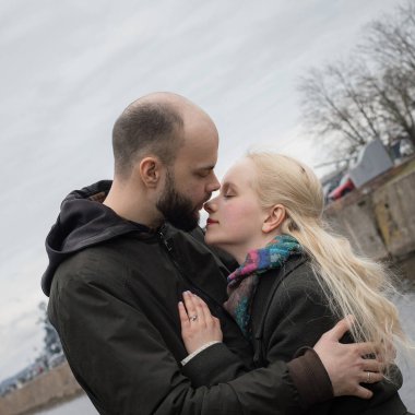 Sarışın, genç bir kadın ve yakışıklı bir adam. Mutlu çift.