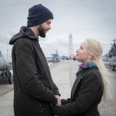 Sarışın, sevecen genç bir kadın ve açık havada yakışıklı bir erkek. Mutlu çift.