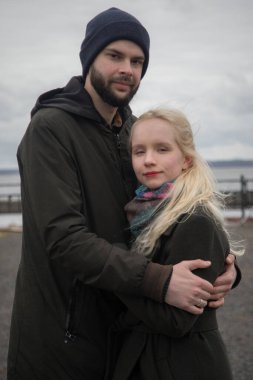 Sarışın ve açık havada yakışıklı bir adam olan çekici bir genç kadın. Mutlu çift.