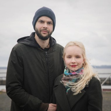 Sarışın, genç ve güzel bir kadın ve açık havada yakışıklı bir adam. Mutlu çift.