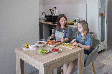 Anne ve kızı sebzelerle eğleniyor..