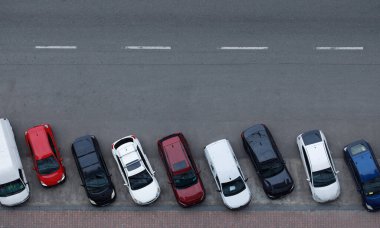 Renkli arabalarla park yeri, üst manzara.