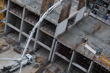 İnşaat Ekibi Mini Örümcek Crane 'le Bina' da çalışıyor 