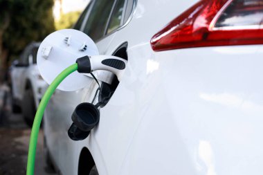 Elektrikli araba şarj oluyor. Yenilenebilir temiz enerji otomobili yenilikçi çevre bilinci yaşam tarzı kavramı için.