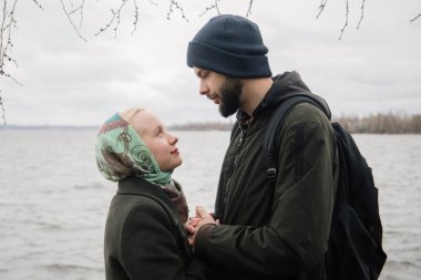 Bir çiftin yaşam tarzı portresi. Aşık bir adam ve kadın