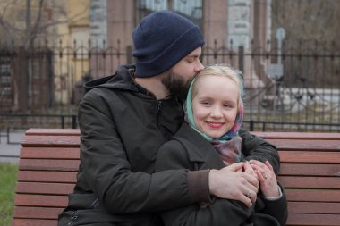 Mutlu kadın ve adam bankta oturuyor. Erkek arkadaş ve kız arkadaş dışarıda. Mutlu çift