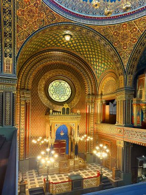 Prag 'daki Yahudi mahallesindeki İspanyol Sinagogu' nun mükemmel iç mekanı. 