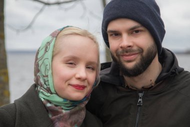 Sevimli aşıklar erkek ve kadın açık hava portresi