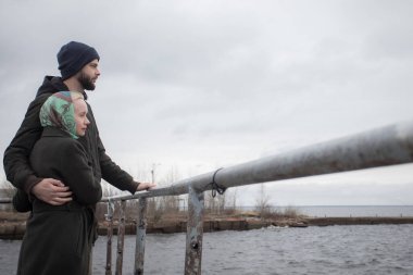 Aşıkların açık hava portresi ufukta beliren erkek ve kadının