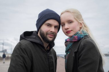 Güzel bir çift. Aşık bir adam ve bir kadın, açık hava yaşam tarzı portresi