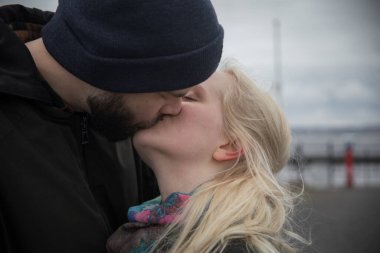 Öptüm. Aşıklar açık hava portresi