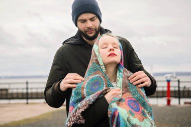 Sevecen aşıklar erkek ve kadın açık havada portre