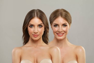 Genç, güzel bir kadın ve olgun bir kadın. İki kadın yüz kolajı seti. Yaşlı ve genç yüz