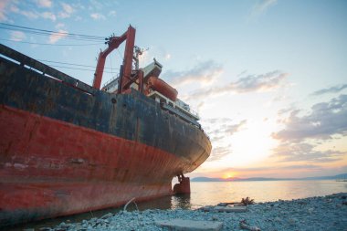 Denizde Paslı Stern olan gemi.