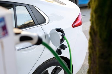 Hibrid elektrikli araç şarj için güç kaynağı. Eko araba konsepti.