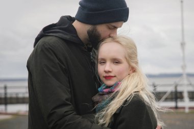 Sarışın romantik bir genç kadın ve açık havada yakışıklı bir erkek. Mutlu çift