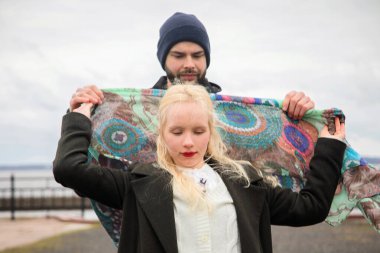 Romantik aşıklar erkek ve kadın açık hava portresi