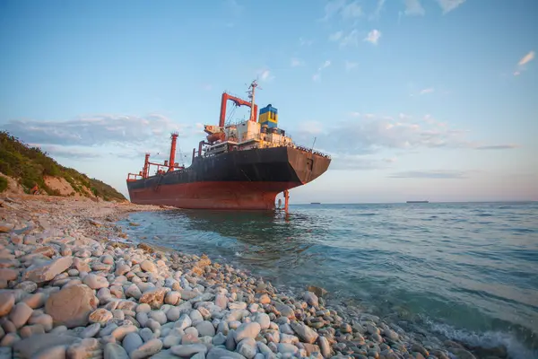 Karadeniz 'de büyük bir gemi.