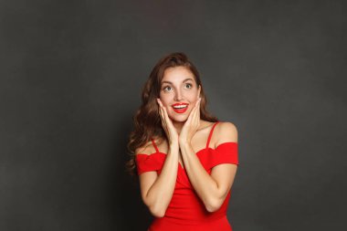 Kıvırcık saçlı ve makyajlı bir kadının yüzünü siyah arka planda tutmasına çok şaşırdım.