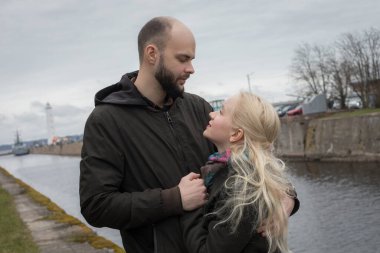 Bir çift aşık erkek ve kadın açık hava portresi