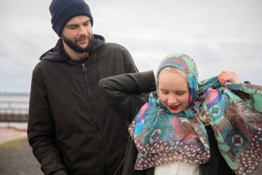 Yürüyen aşıklar erkek ve kadın açık hava portresi