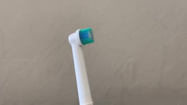 elektrikli diş fırçası uğulduyor ve vızıldıyor