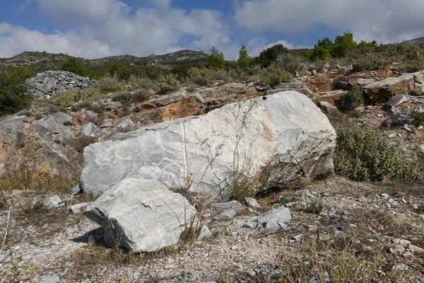 Rocas Mármol Cerca Una Antigua Cantera Montaña Penteli Atenas Grecia —  Fotos de Stock