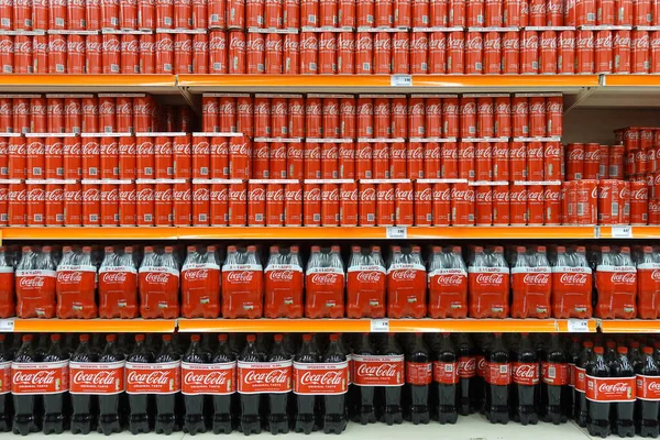 希腊雅典 2023年3月6日 堆满可口可乐软饮料罐和各种尺寸瓶子的果壳 — 图库照片