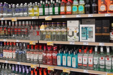 Atina, Yunanistan - 6 Mart 2023: Cin tekila votka ve rom alkollü içki şişeleri içki dükkanında satılıyor.