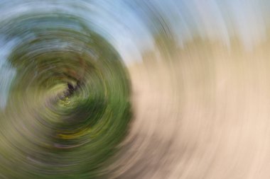 Bahar mevsimlerin yaz döngüsüne, soyut manzara girdap hareket bulanıklığına dönüşür. Kasıtlı kamera hareketi.