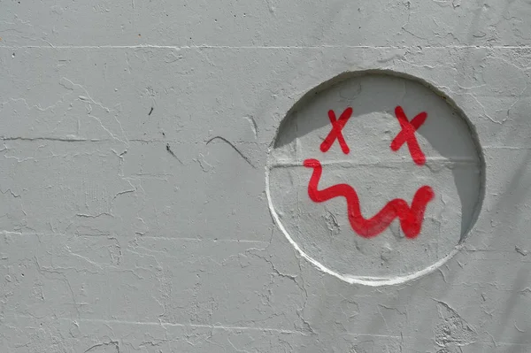 Prosta Uśmiechnięta Twarz Krzywym Sprayem Ust Pomalowanym Szarej Ścianie Streszczenie — Zdjęcie stockowe