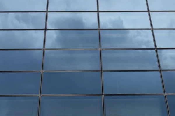 Glasfassade Eines Modernen Gebäudes Mit Himmelsspiegelungen Abstrakten Hintergrund — Stockfoto