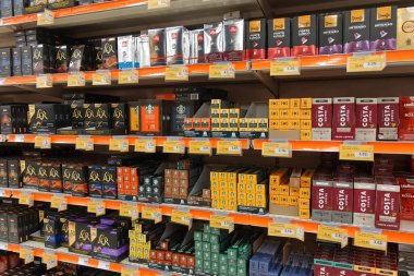 Atina, Yunanistan - 22 Şubat 2024: Espresso markaları ve kapuçino kahveleri mağazalarda satılıyor.