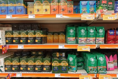 Atina, Yunanistan - 22 Şubat 2024: Drip, raflarda satılık çeşitli markaları filtreledi.