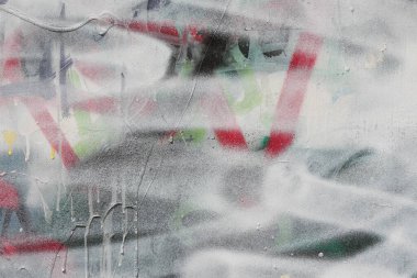 Grafitilerin dağınık katmanları soyut kentsel sanat arkaplanı ve kopyalanmış alan.