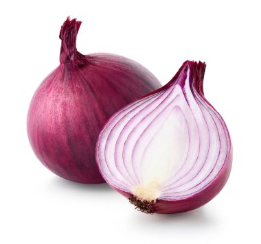 Dilimlenmiş kırmızı soğanın yarısı beyaz arka planda izole edilmiş.