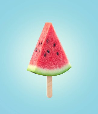 Dondurma çubuğunda taze sulu karpuz dilimi, mavi arka plan, güneşli ruh hali.