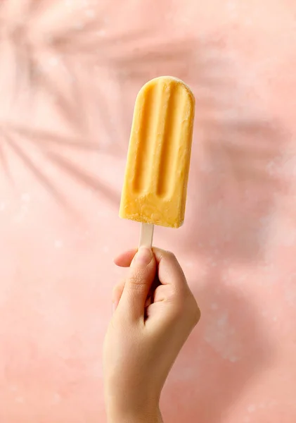 Mulher Mão Segurando Picolé Frutas Amarelas Fundo Rosa Humor Ensolarado — Fotografia de Stock