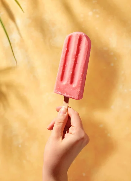 Sarı Arka Planda Pembe Meyveli Dondurma Tutan Bir Kadın Parlak — Stok fotoğraf