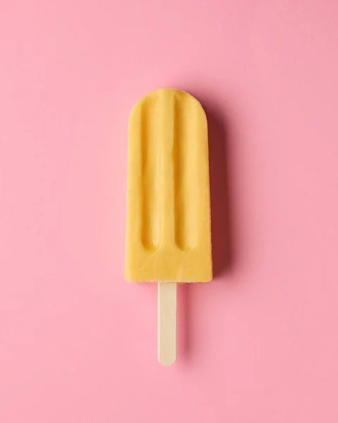 Gelbes Eis Stiel Auf Rosa Hintergrund Draufsicht Geschmack Von Mango — Stockfoto
