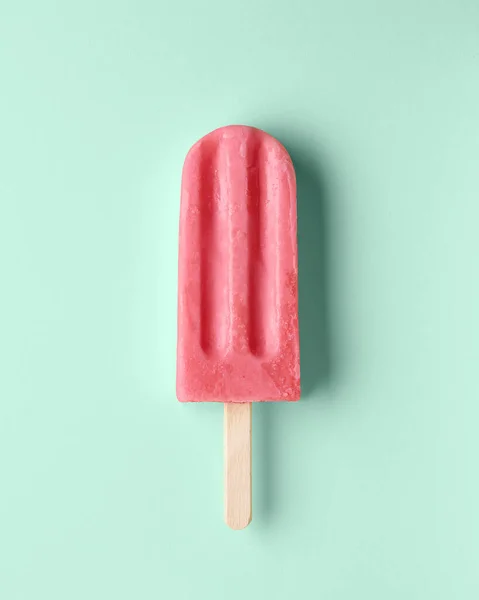 Rosa Früchte Und Beeren Eis Stiel Auf Pastellfarbenem Minzgrund Geschmack — Stockfoto