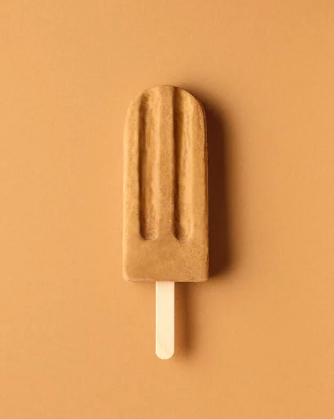 Kahverengi Arka Planda Karamel Fıstıklı Dondurma — Stok fotoğraf