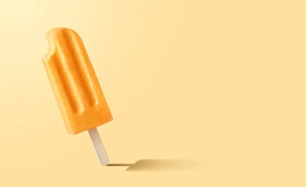 Megharapott Narancs Gyümölcsös Jégkrém Sárga Háttérrel Narancs Mangó Őszibarack Ízű — Stock Fotó